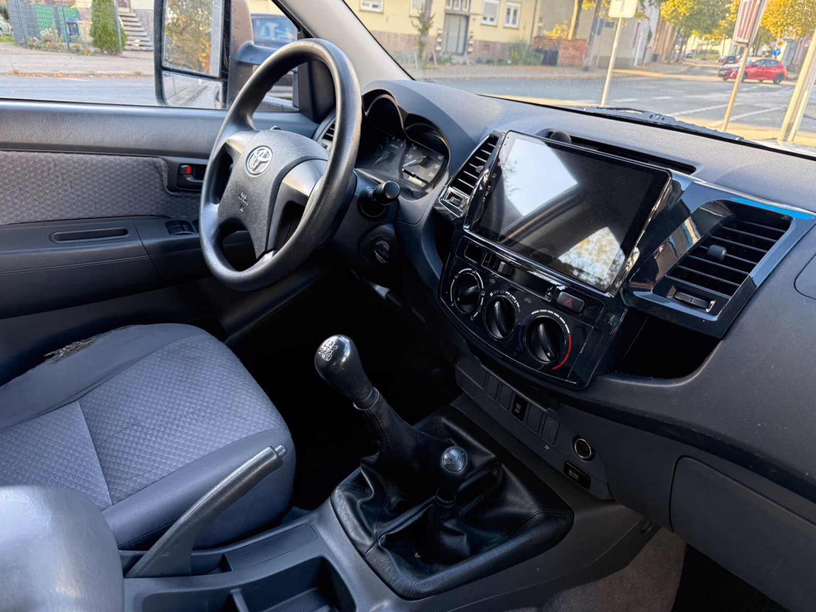 TOYOTA HILUX DOUBLE CAB 4X4 144 ch BVM - 1ère MAIN - ATTELAGE - 1540000 km
