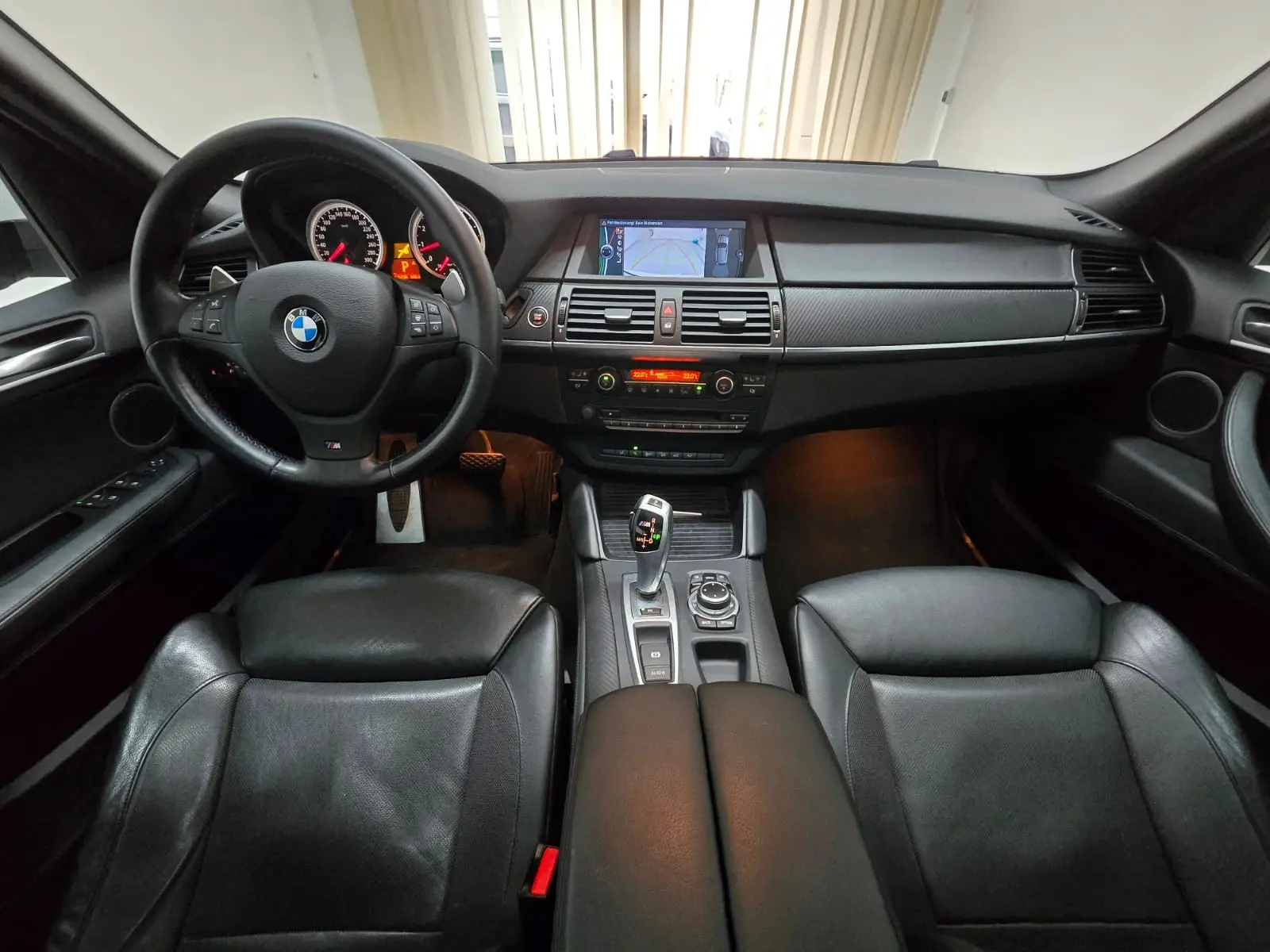 BMW X5 M 4.4 V8 | 555 ch | BVA | Toit panoramique | Affichage tête haute | Chauffage auxiliaire | Portes soft-close | Attelage