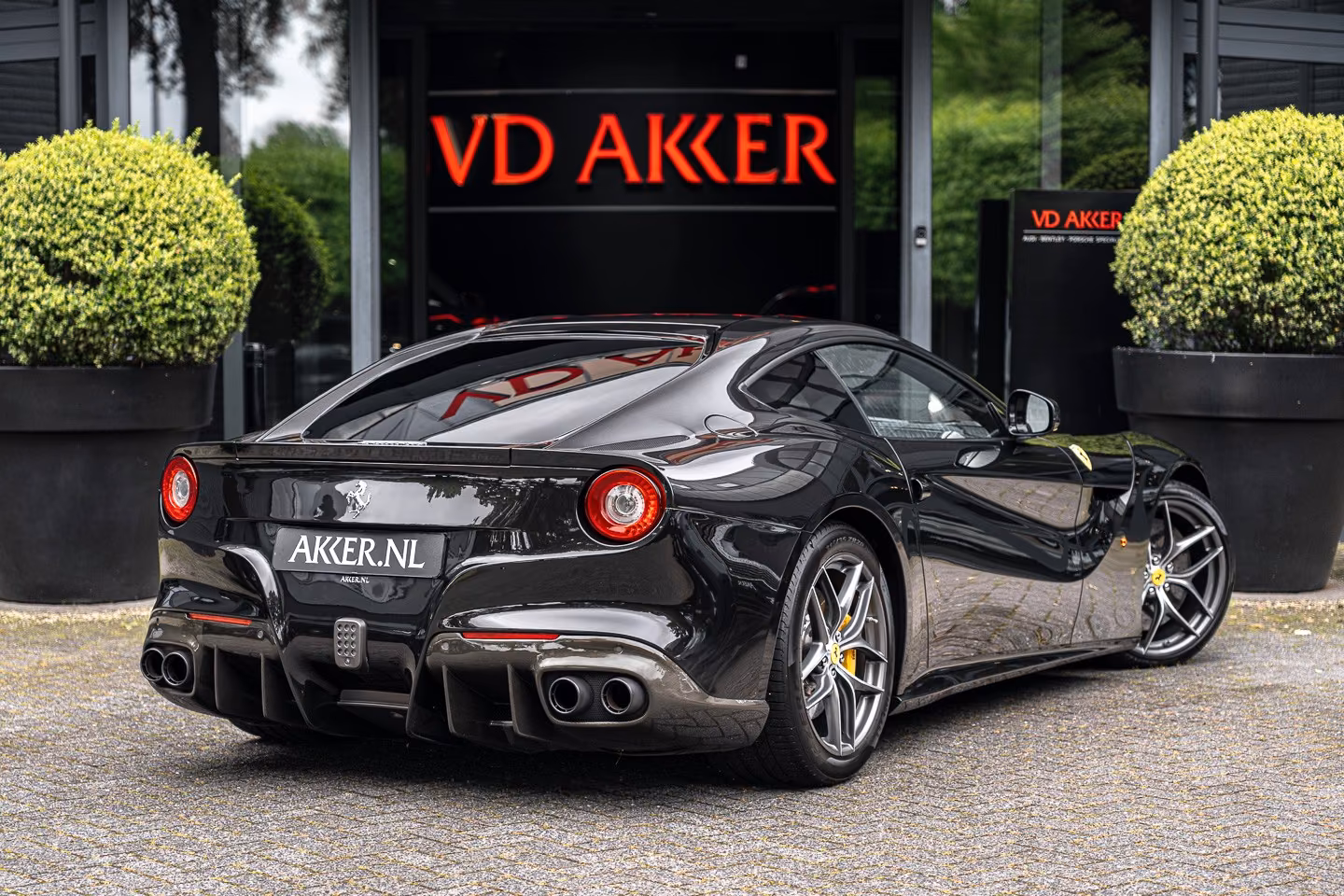 Ferrari F12 Berlinetta V12 740 ch • Nero Daytona • Sièges Daytona à mémoires • Lift • PPF • Freins Carbone/Céramique - Son JBL