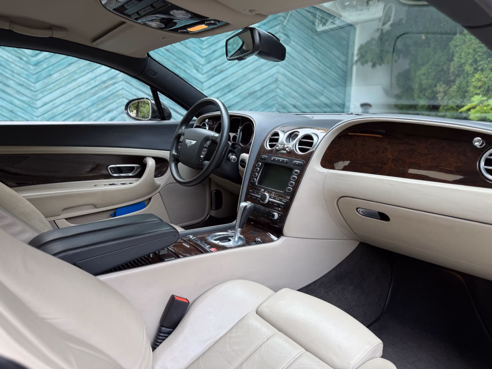 Bentley Continental GT W12 6.0 560 ch • Boîte auto • 4x4 • Cuir beige • GPS