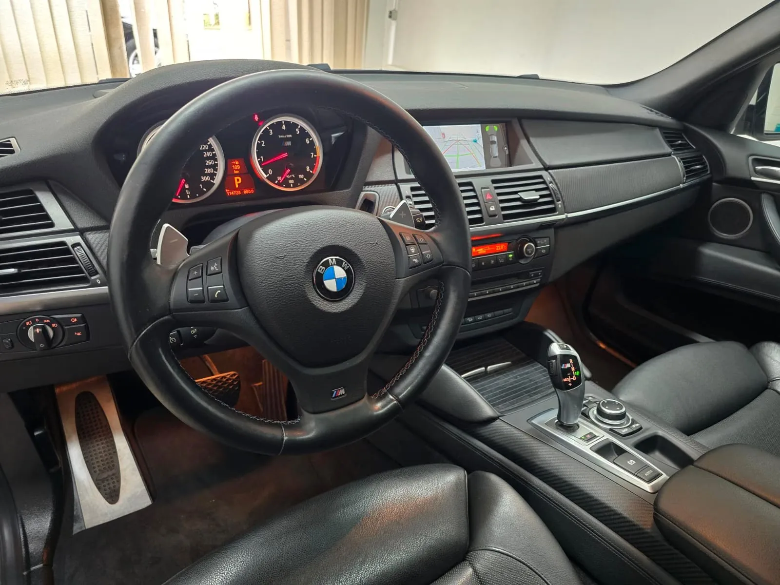BMW X5 M 4.4 V8 | 555 ch | BVA | Toit panoramique | Affichage tête haute | Chauffage auxiliaire | Portes soft-close | Attelage