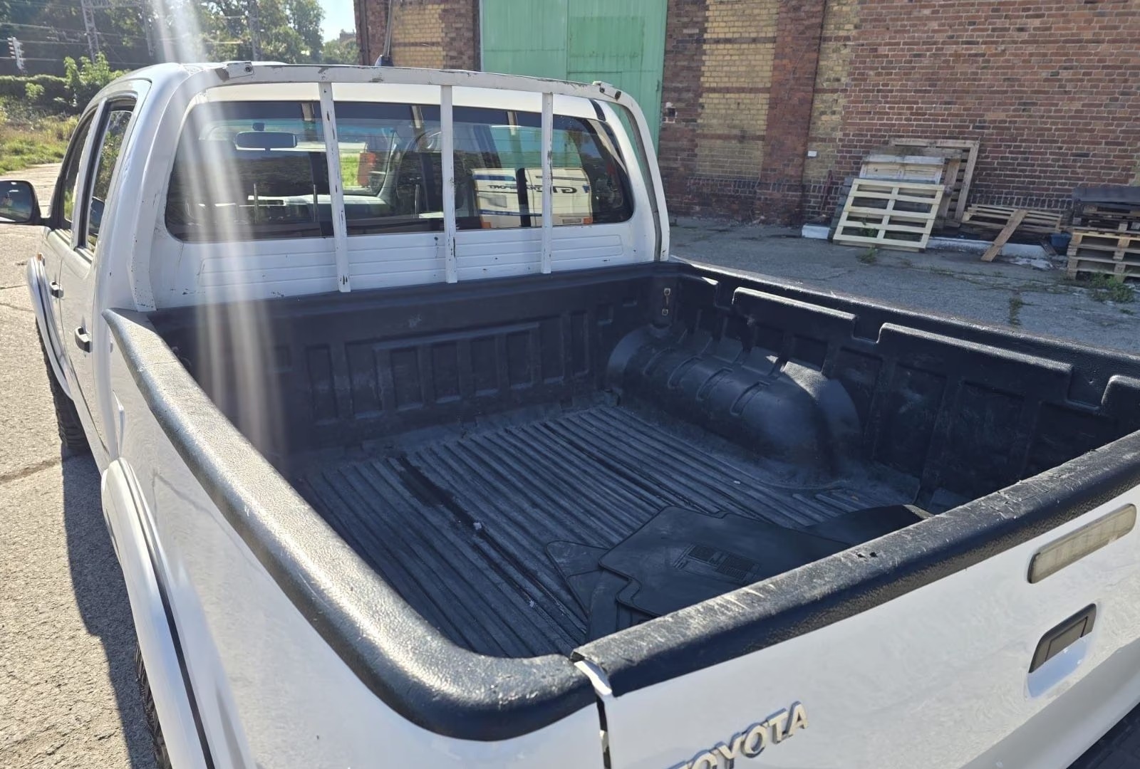 Toyota Hilux 2.5 D-4D 144 ch 4x4 Double Cabine • Clim auto • Attelage • Bluetooth • Sièges chauffants