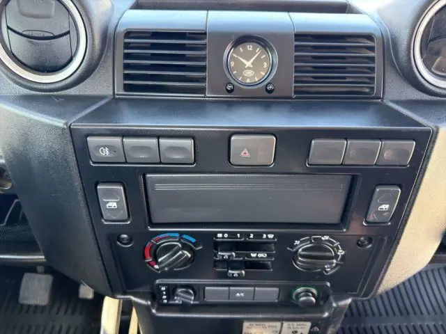 Land Rover Defender 110 2.2 TD4 Pick-up | 122 ch | BVM | Direction assistée | Verrouillage centralisé