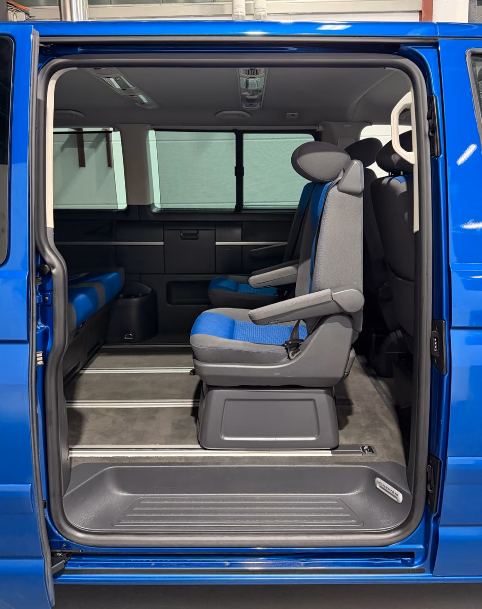 VOLKSWAGEN T5 MULTIVAN COMFORTLINE 2.5 TDI 131 CH – 7 PLACES – SIÈGES PIVOTANTS – BANQUETTE COUCHETTE – CLIM 3 ZONES – 181 000 KM