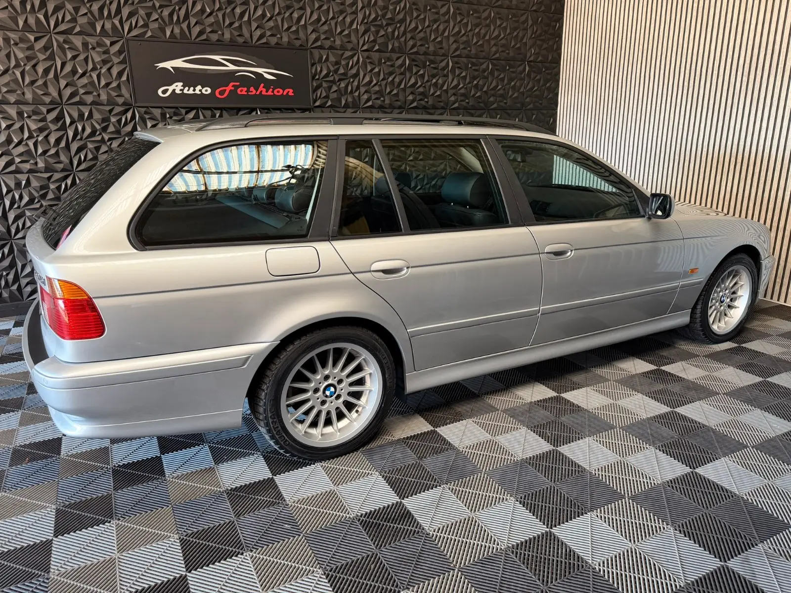 BMW 525i Touring E39 192 ch Exclusive • 6 cylindres • Boîte auto • 120 000 km • Cuir • Xénon • Attelage