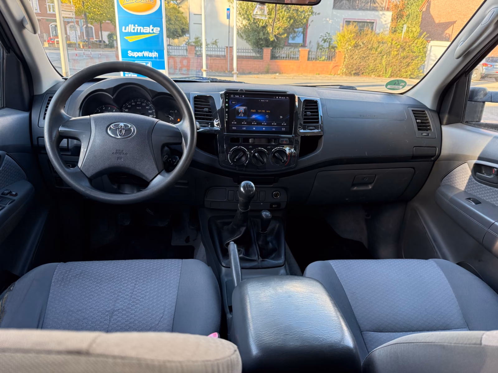 TOYOTA HILUX DOUBLE CAB 4X4 144 ch BVM - 1ère MAIN - ATTELAGE - 1540000 km