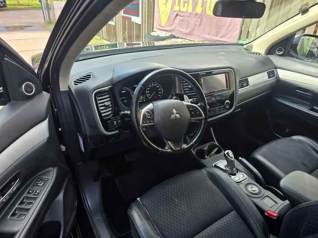MITSUBISHI OUTLANDER 2.0 PHEV INSTYLE+ 4x4 203ch - CUIR - TOIT OUVRANT - CAMÉRA 360° - SIÈGES ET VOLANT CHAUFFANTS - HAYON ÉLECTRIQUE