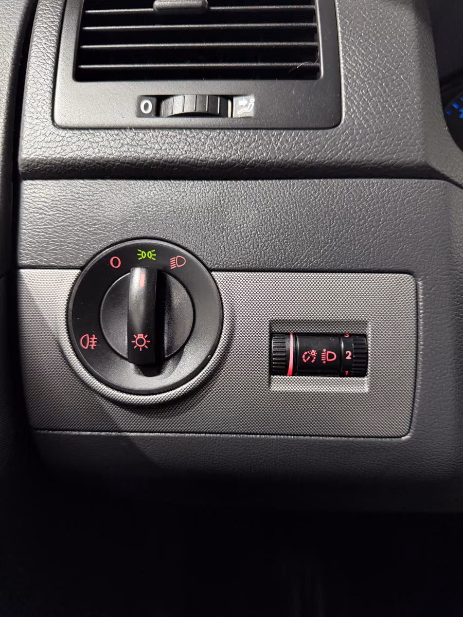 VOLKSWAGEN T5 MULTIVAN COMFORTLINE 2.5 TDI 131 CH – 7 PLACES – SIÈGES PIVOTANTS – BANQUETTE COUCHETTE – CLIM 3 ZONES – 181 000 KM
