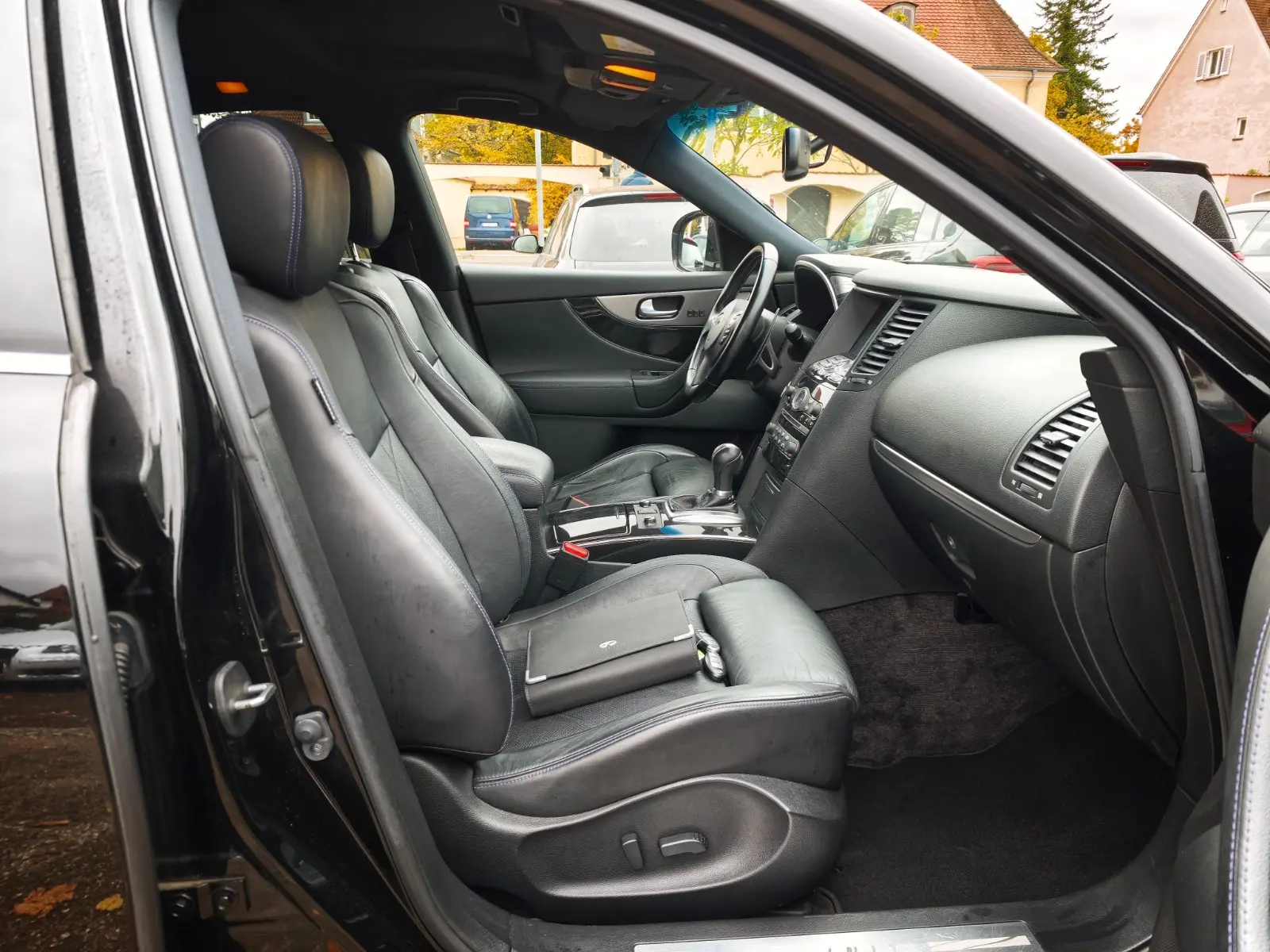 Infiniti QX70 3.0d S Premium | 238 ch | BVA | Cuir | Toit ouvrant | Régulateur adaptatif | Sièges chauffants et ventilés | GPS
