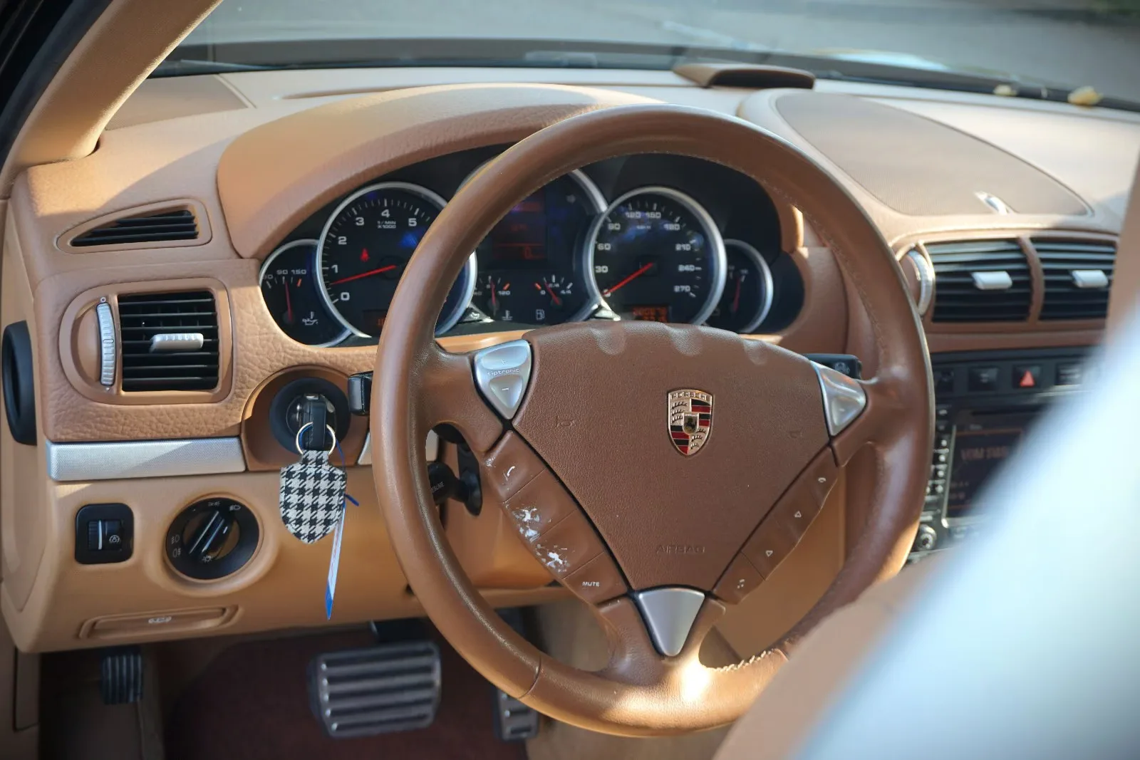 Porsche Cayenne S 4.5 V8 | 340 ch | BVA | Cuir beige | Toit ouvrant | GPS | Xénon | Sièges chauffants