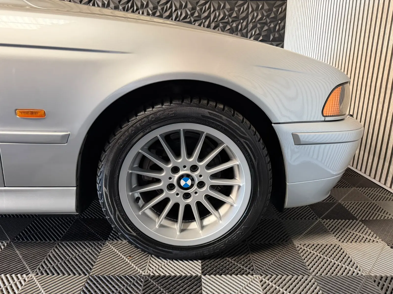 BMW 525i Touring E39 192 ch Exclusive • 6 cylindres • Boîte auto • 120 000 km • Cuir • Xénon • Attelage