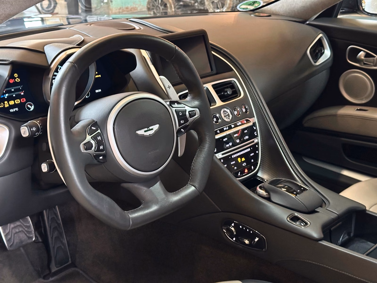 ASTON MARTIN DBS 5.2 V12 BITURBO SUPERLEGGERA - 725 ch - 1ère main