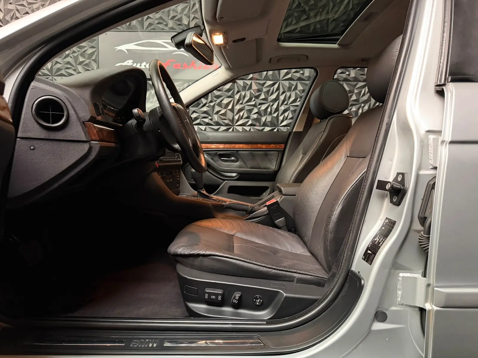 BMW 525i Touring E39 192 ch Exclusive • 6 cylindres • Boîte auto • 120 000 km • Cuir • Xénon • Attelage
