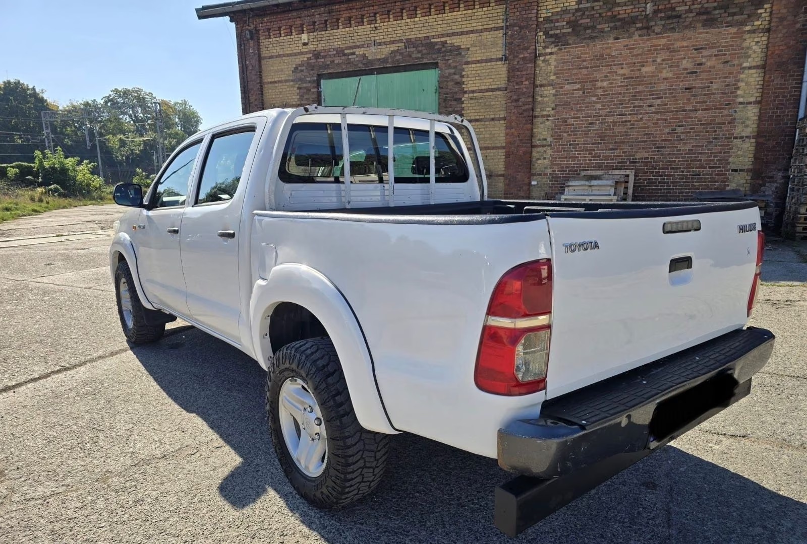 Toyota Hilux 2.5 D-4D 144 ch 4x4 Double Cabine • Clim auto • Attelage • Bluetooth • Sièges chauffants