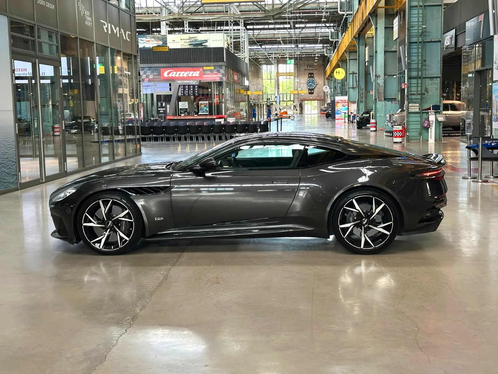 ASTON MARTIN DBS 5.2 V12 BITURBO SUPERLEGGERA - 725 ch - 1ère main
