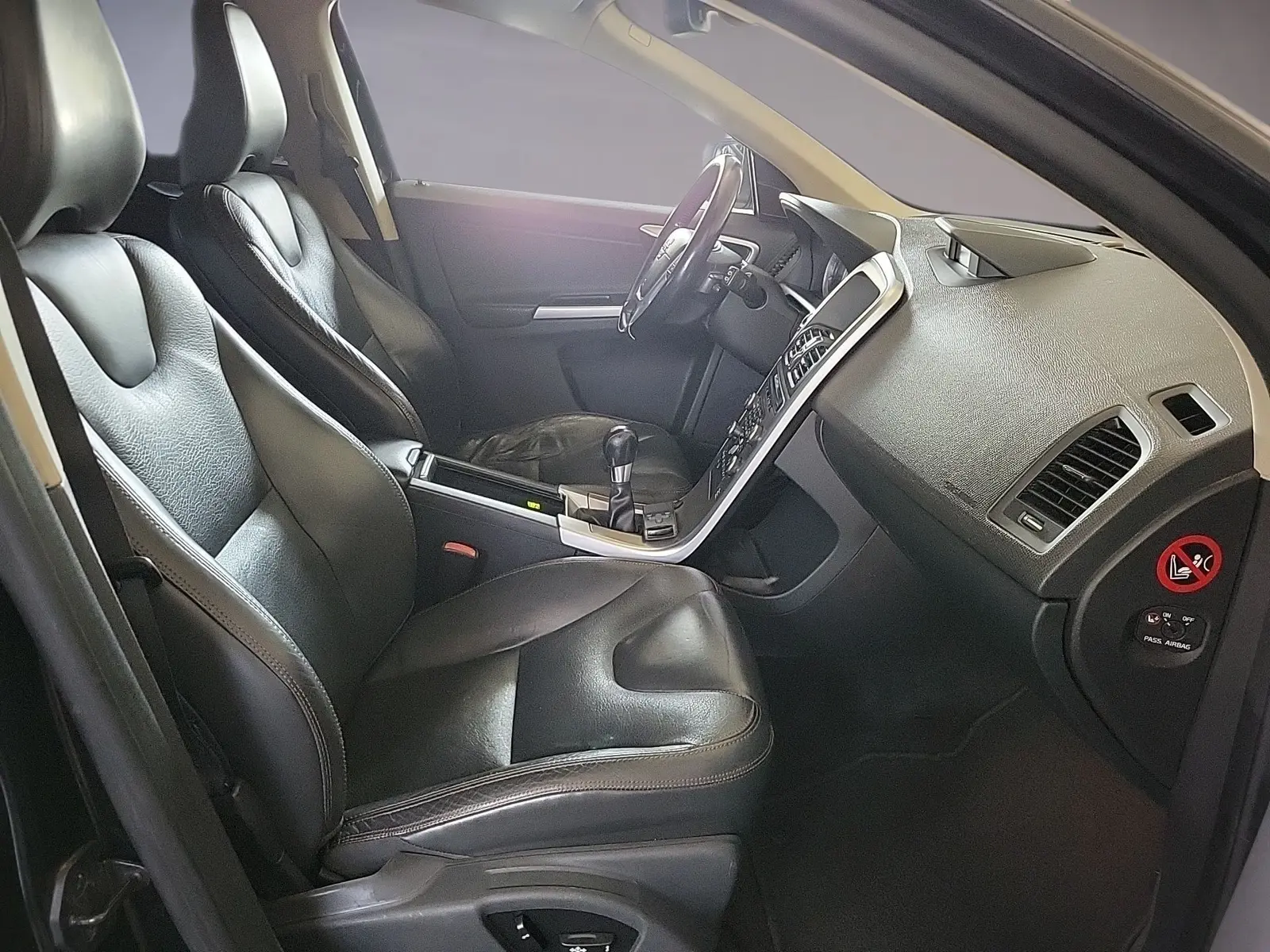 Volvo XC60 D5 AWD 205 ch Summum • 5 cylindres • Cuir • Toit pano • GPS • Caméra • Xénon • Attelage