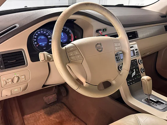 VOLVO XC70 D5 AWD 185 ch SUMMUM BVA - CUIR - ATTELAGE - 155600 km