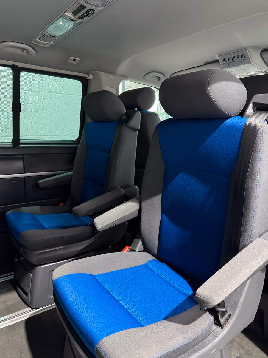 VOLKSWAGEN T5 MULTIVAN COMFORTLINE 2.5 TDI 131 CH – 7 PLACES – SIÈGES PIVOTANTS – BANQUETTE COUCHETTE – CLIM 3 ZONES – 181 000 KM
