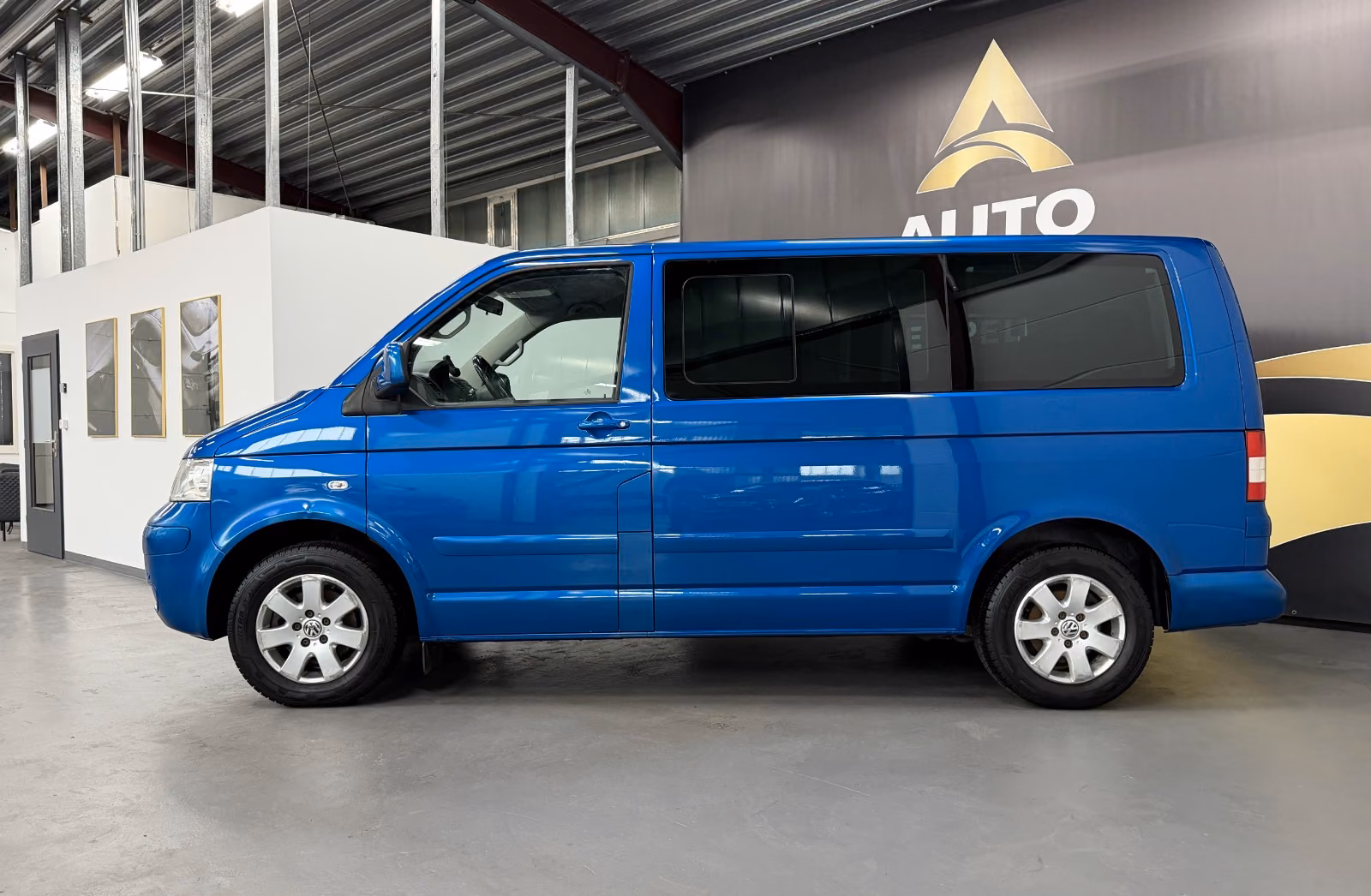 VOLKSWAGEN T5 MULTIVAN COMFORTLINE 2.5 TDI 131 CH – 7 PLACES – SIÈGES PIVOTANTS – BANQUETTE COUCHETTE – CLIM 3 ZONES – 181 000 KM