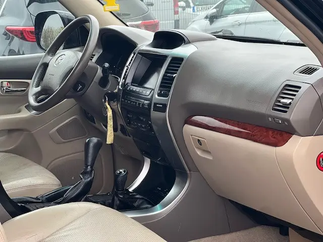 Toyota Land Cruiser 3.0 D-4D 173 ch Executive • 8 places • Boîte auto • Cuir beige • GPS • Toit ouvrant