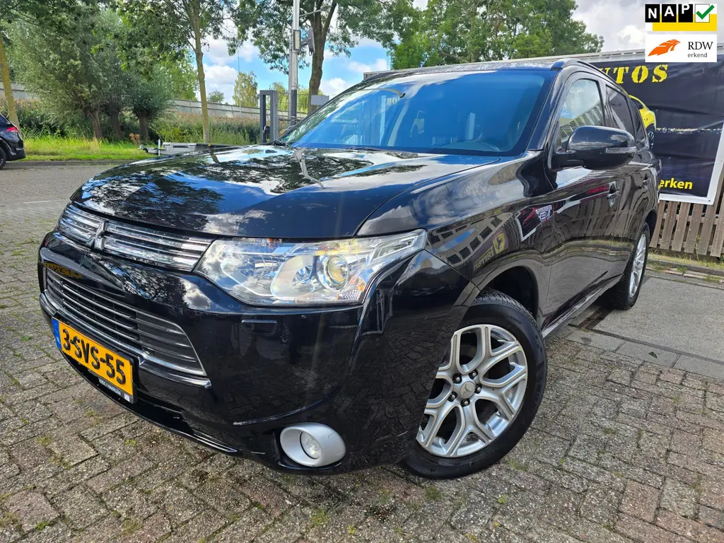 MITSUBISHI OUTLANDER 2.0 PHEV INSTYLE+ 4x4 203ch - CUIR - TOIT OUVRANT - CAMÉRA 360° - SIÈGES ET VOLANT CHAUFFANTS - HAYON ÉLECTRIQUE