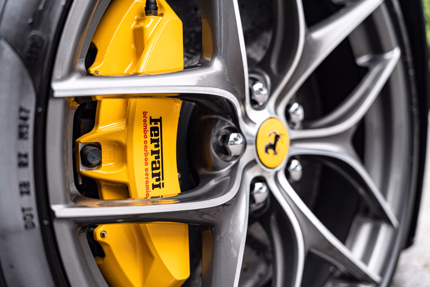 Ferrari F12 Berlinetta V12 740 ch • Nero Daytona • Sièges Daytona à mémoires • Lift • PPF • Freins Carbone/Céramique - Son JBL