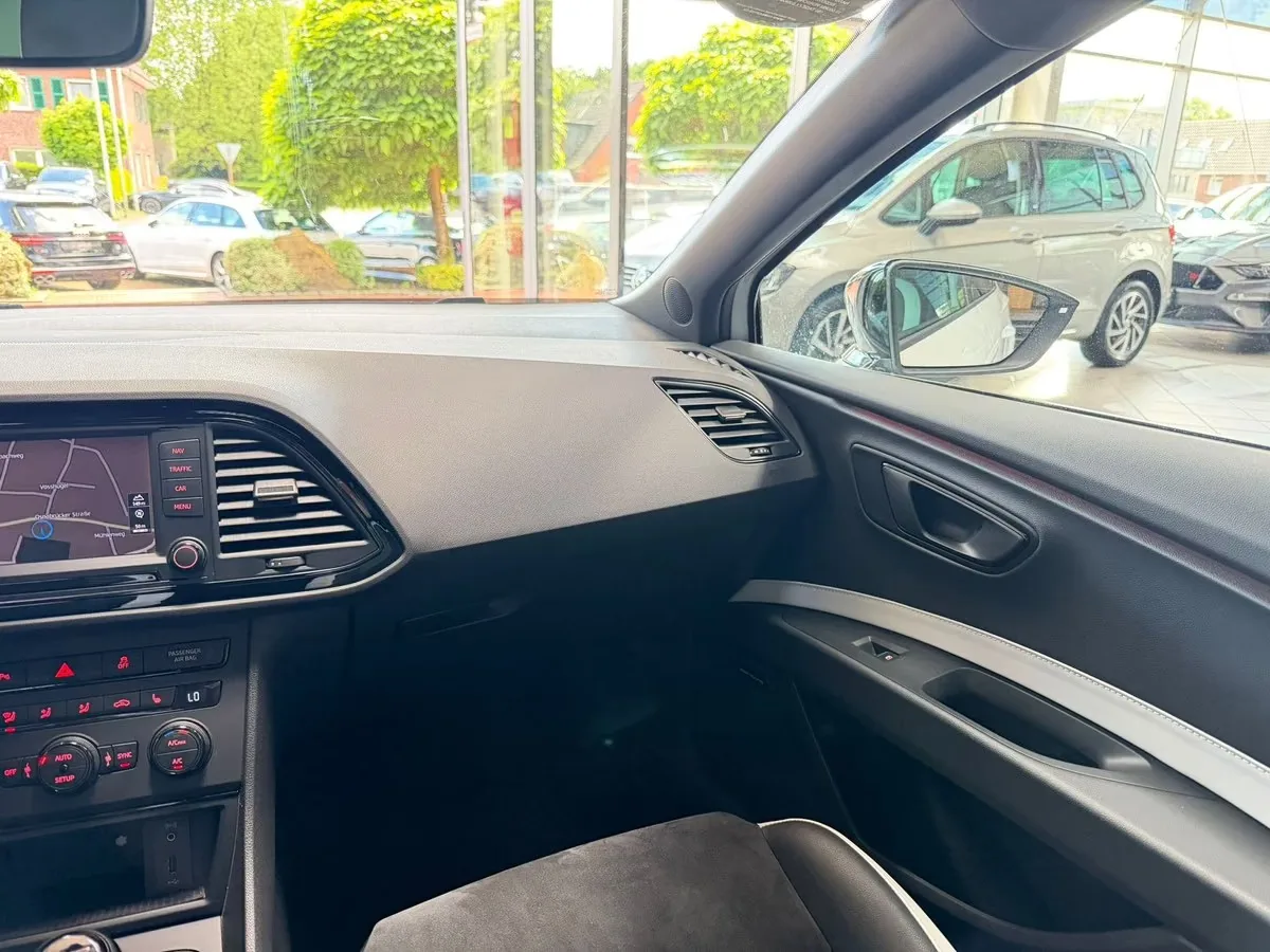 Seat Leon ST Cupra 290 ch • Boîte manuelle 6 • Toit pano • ACC • Caméras AV/AR • Cuir / Alcantara • DCC