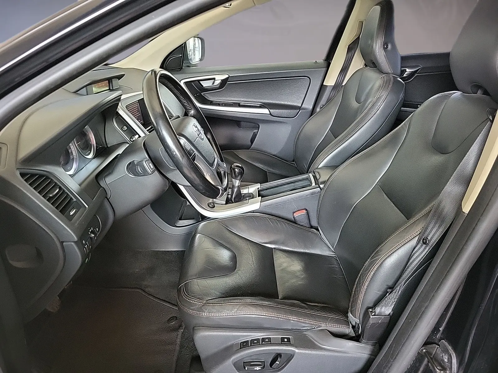 Volvo XC60 D5 AWD 205 ch Summum • 5 cylindres • Cuir • Toit pano • GPS • Caméra • Xénon • Attelage