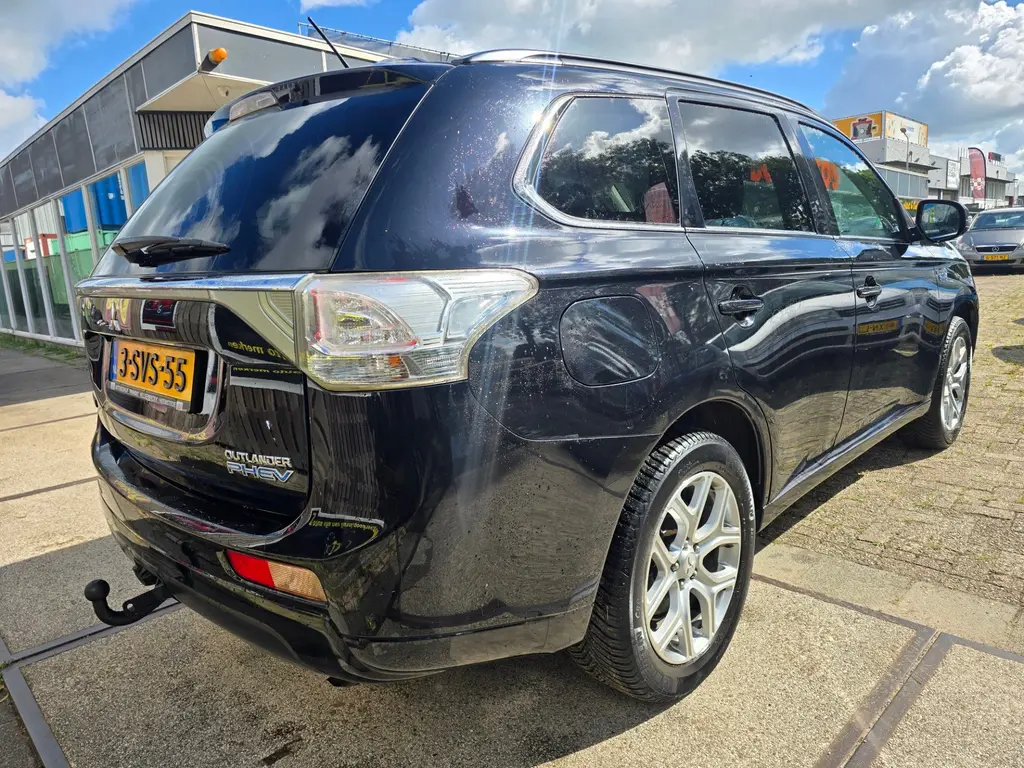MITSUBISHI OUTLANDER 2.0 PHEV INSTYLE+ 4x4 203ch - CUIR - TOIT OUVRANT - CAMÉRA 360° - SIÈGES ET VOLANT CHAUFFANTS - HAYON ÉLECTRIQUE