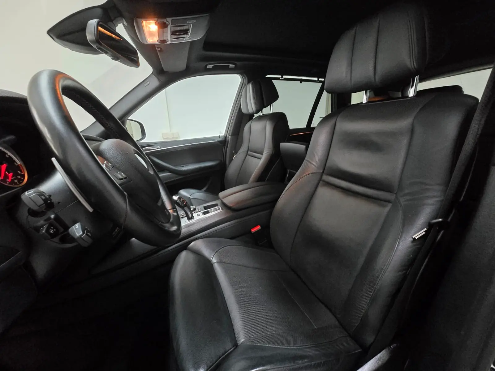 BMW X5 M 4.4 V8 | 555 ch | BVA | Toit panoramique | Affichage tête haute | Chauffage auxiliaire | Portes soft-close | Attelage