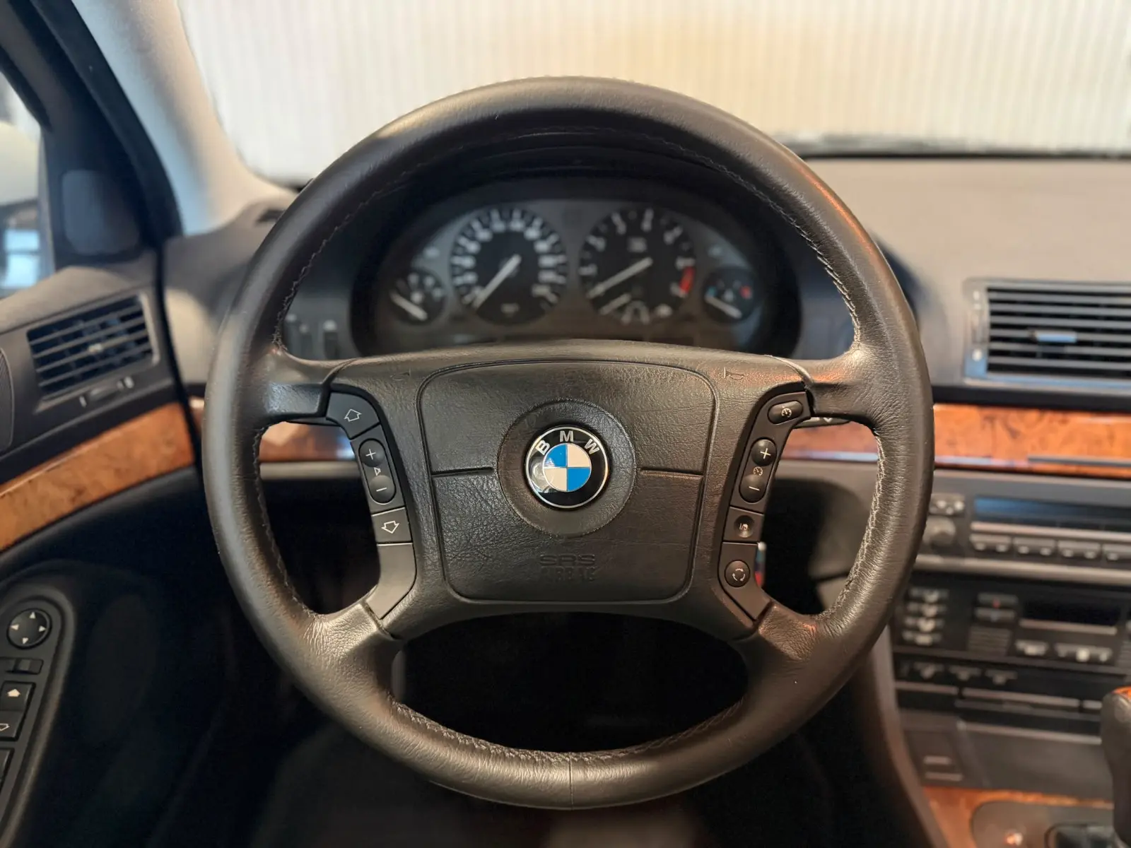 BMW 525i Touring E39 192 ch Exclusive • 6 cylindres • Boîte auto • 120 000 km • Cuir • Xénon • Attelage