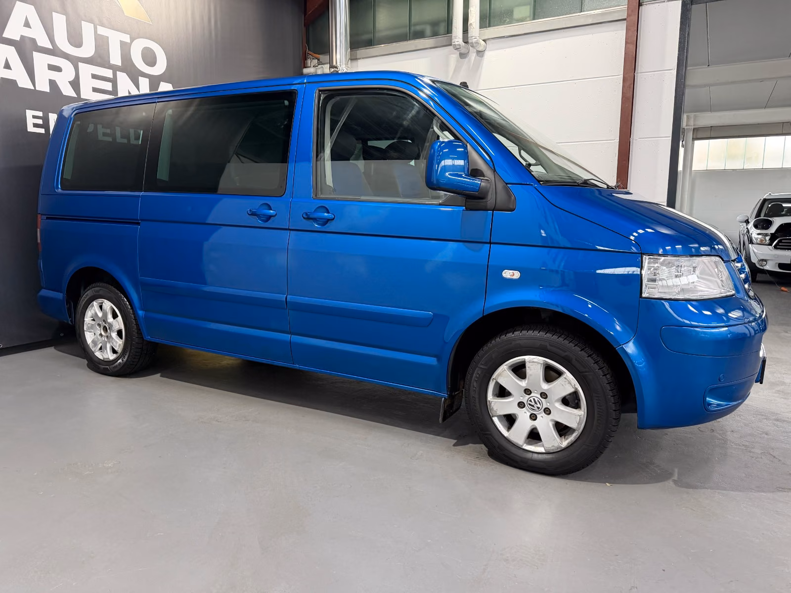 VOLKSWAGEN T5 MULTIVAN COMFORTLINE 2.5 TDI 131 CH – 7 PLACES – SIÈGES PIVOTANTS – BANQUETTE COUCHETTE – CLIM 3 ZONES – 181 000 KM