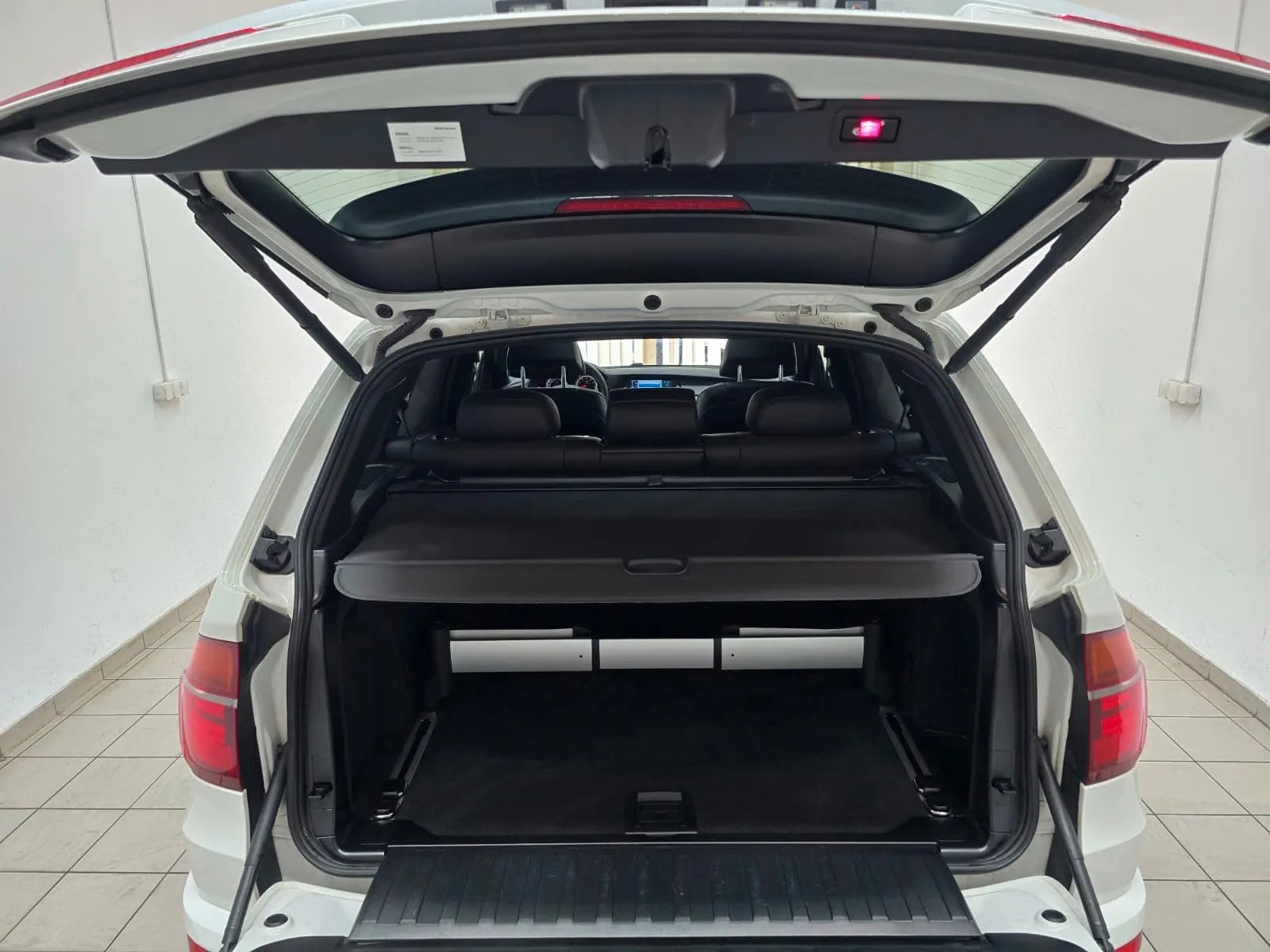 BMW X5 M 4.4 V8 | 555 ch | BVA | Toit panoramique | Affichage tête haute | Chauffage auxiliaire | Portes soft-close | Attelage
