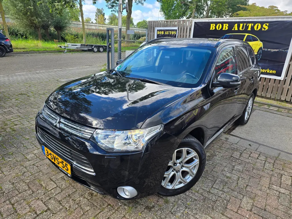 MITSUBISHI OUTLANDER 2.0 PHEV INSTYLE+ 4x4 203ch - CUIR - TOIT OUVRANT - CAMÉRA 360° - SIÈGES ET VOLANT CHAUFFANTS - HAYON ÉLECTRIQUE