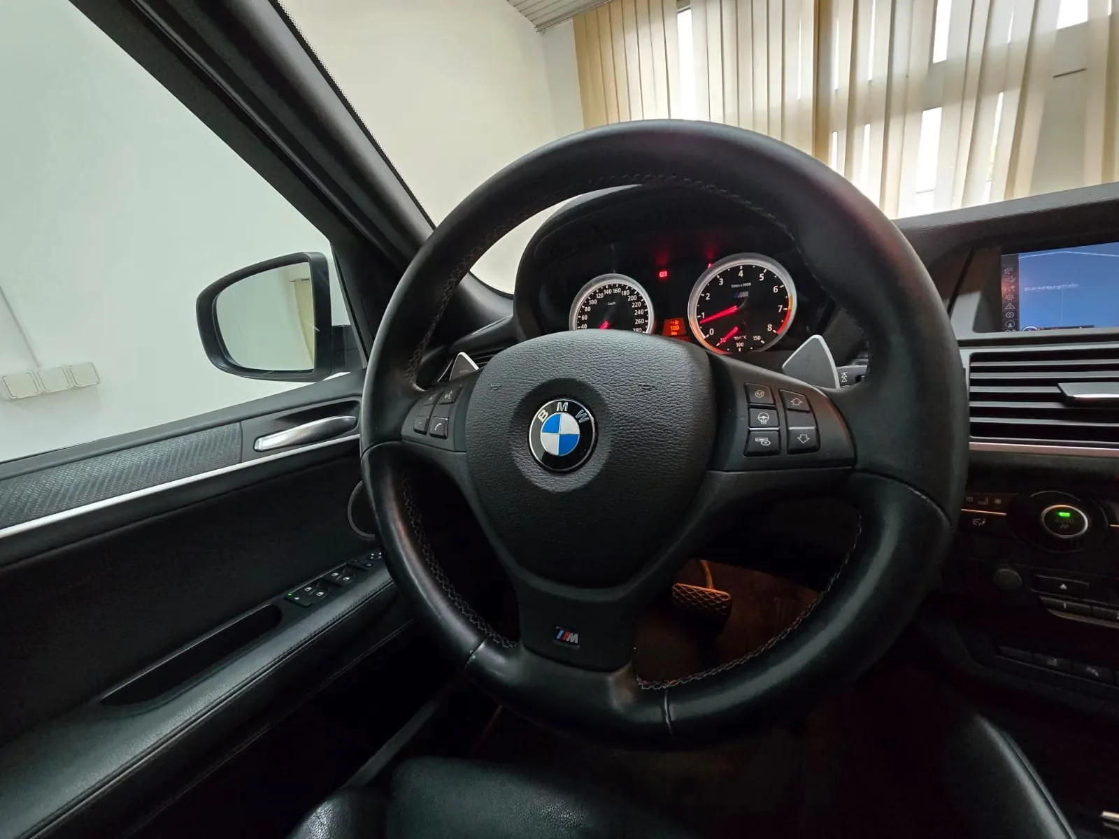 BMW X5 M 4.4 V8 | 555 ch | BVA | Toit panoramique | Affichage tête haute | Chauffage auxiliaire | Portes soft-close | Attelage