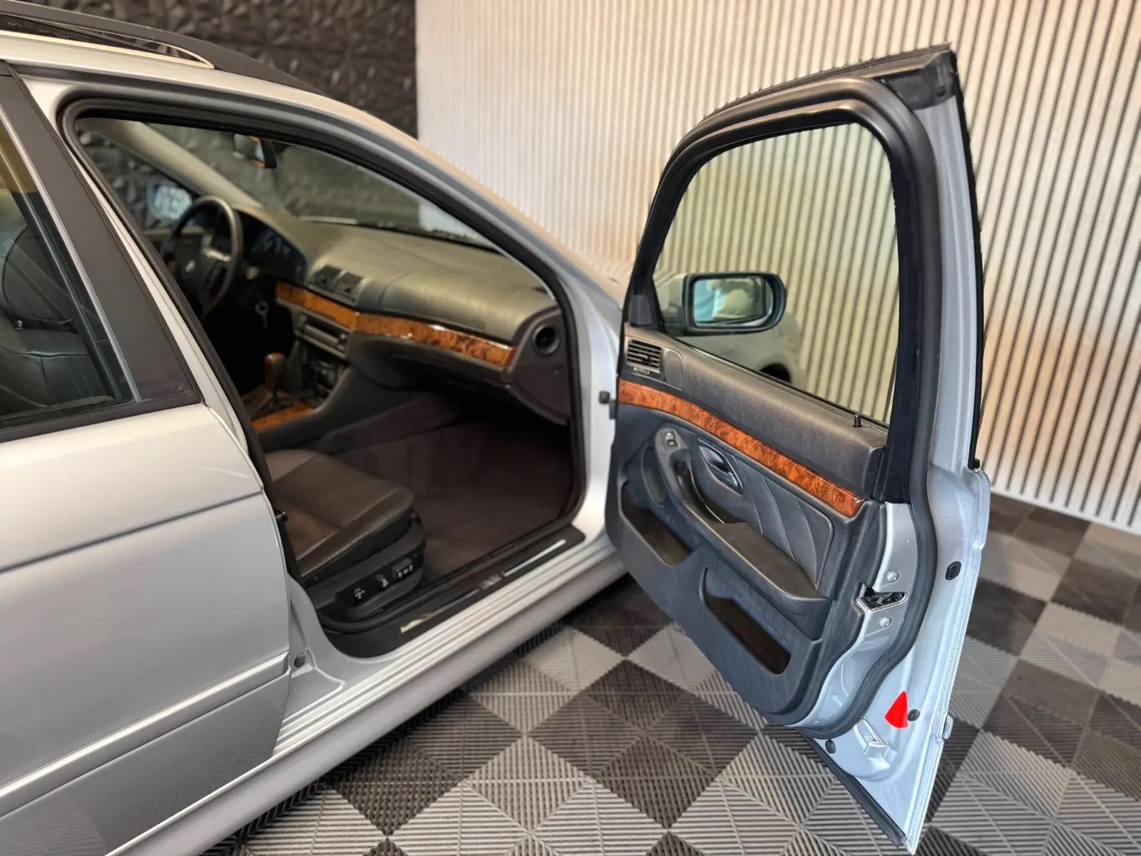 BMW 525i Touring E39 192 ch Exclusive • 6 cylindres • Boîte auto • 120 000 km • Cuir • Xénon • Attelage