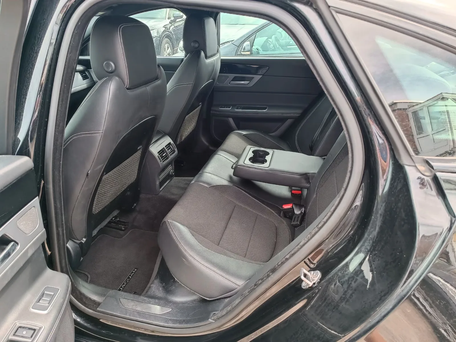 JAGUAR XF 2.0D 163CH - R-SPORT - CAMERA DE RECUL - BVA - CT RECENT - 142.000 KMS