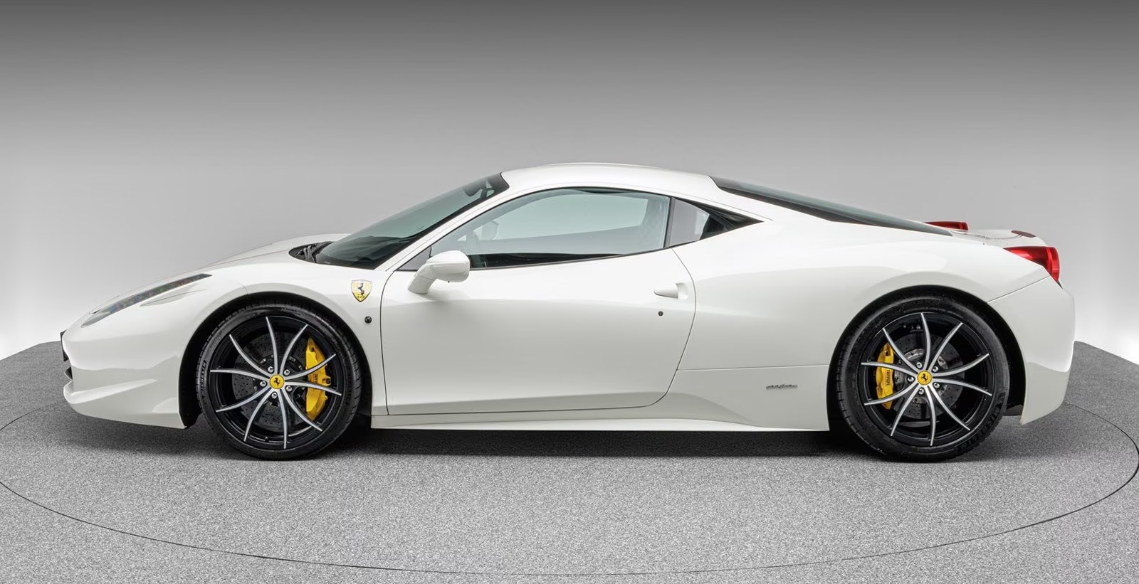 Ferrari 458 Italia V8 570 ch • Boîte F1 DCT • Baquets carbone • Pack Carbone • 48 000 km • Bianco Avus