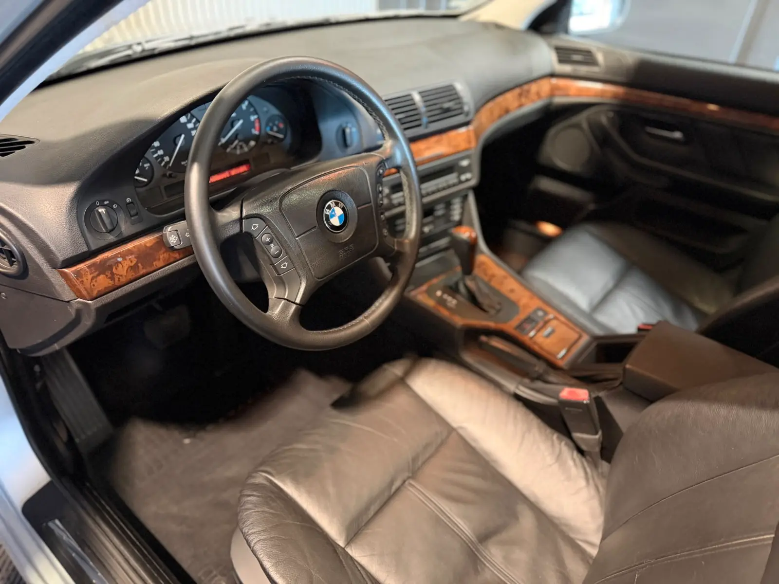 BMW 525i Touring E39 192 ch Exclusive • 6 cylindres • Boîte auto • 120 000 km • Cuir • Xénon • Attelage