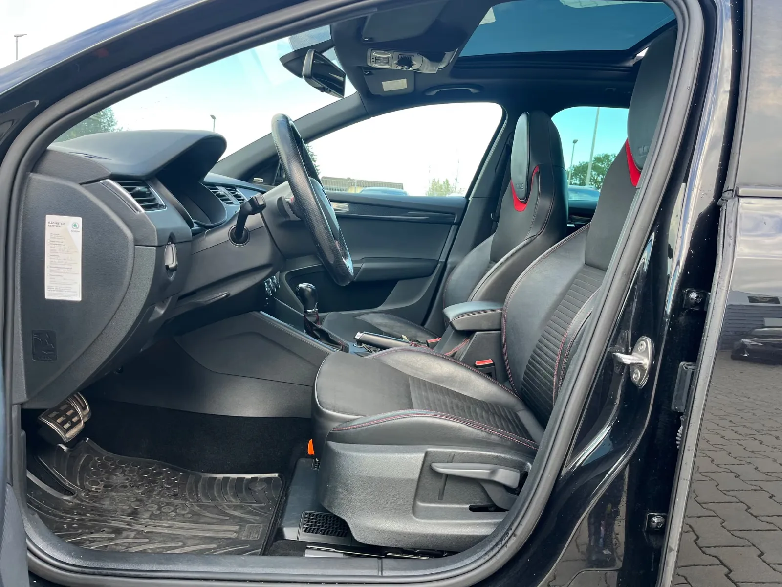 SKODA OCTAVIA COMBI RS 2.0 TDI 184ch DSG - TOIT PANORAMIQUE - ATTELAGE AMOVIBLE - GPS COLUMBUS - JANTES 19" - SIÈGES CHAUFFANTS