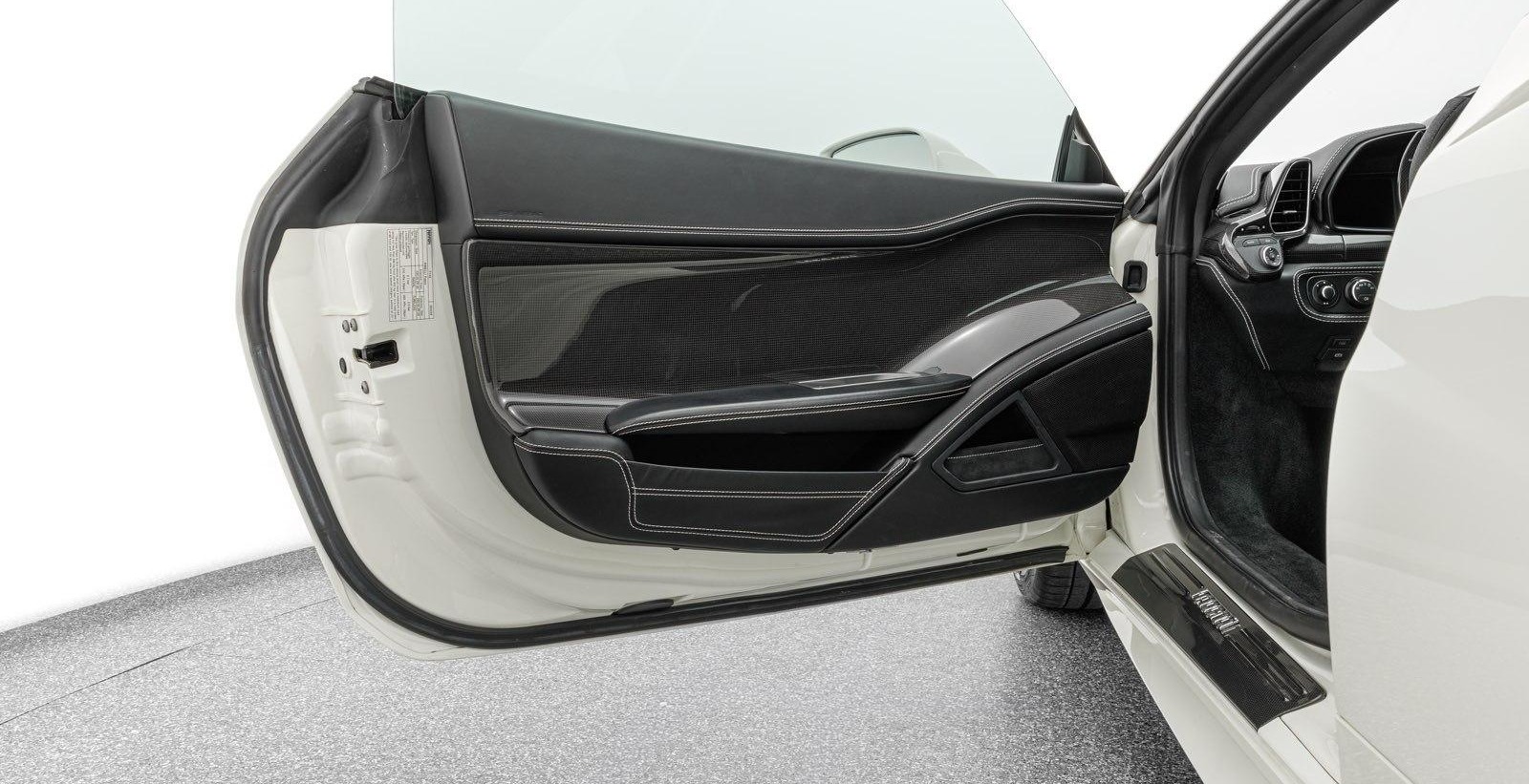 Ferrari 458 Italia V8 570 ch • Boîte F1 DCT • Baquets carbone • Pack Carbone • 48 000 km • Bianco Avus