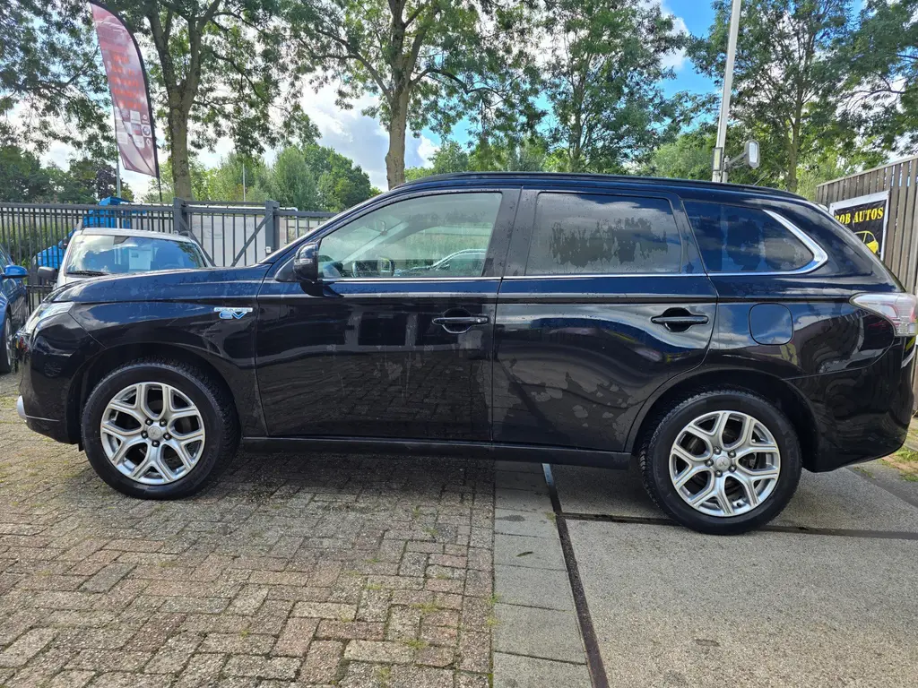 MITSUBISHI OUTLANDER 2.0 PHEV INSTYLE+ 4x4 203ch - CUIR - TOIT OUVRANT - CAMÉRA 360° - SIÈGES ET VOLANT CHAUFFANTS - HAYON ÉLECTRIQUE