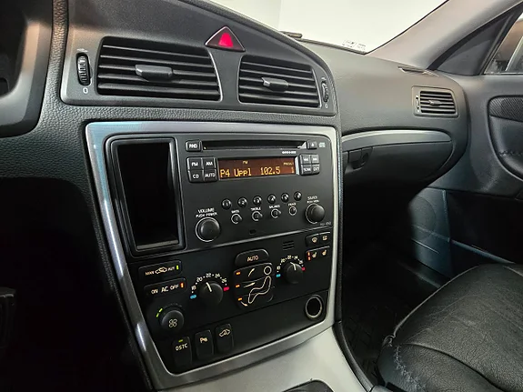 VOLVO XC70 D5 AWD 185 ch BVM - 2ème MAIN - CUIR - ATTELAGE - 153900 KM