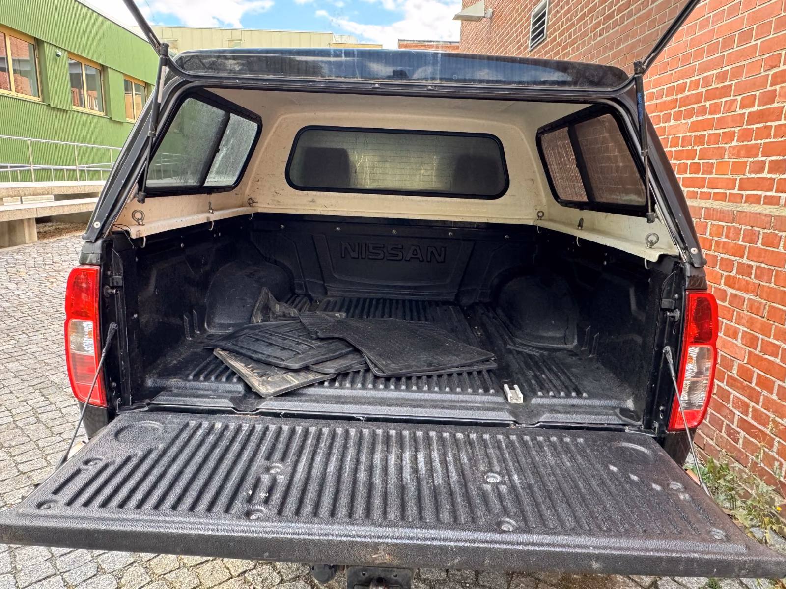 NISSAN NAVARA 2.5 DCI 190 CH – 4X4 – DOUBLE CABINE – CUIR – GPS – ATTELAGE – 150 000 KM