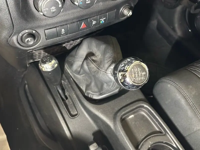 Jeep Wrangler 2.8 CRD Sport | 200 ch | BVM | Hard-top | Climatisation | Régulateur de vitesse | Jantes alu noires