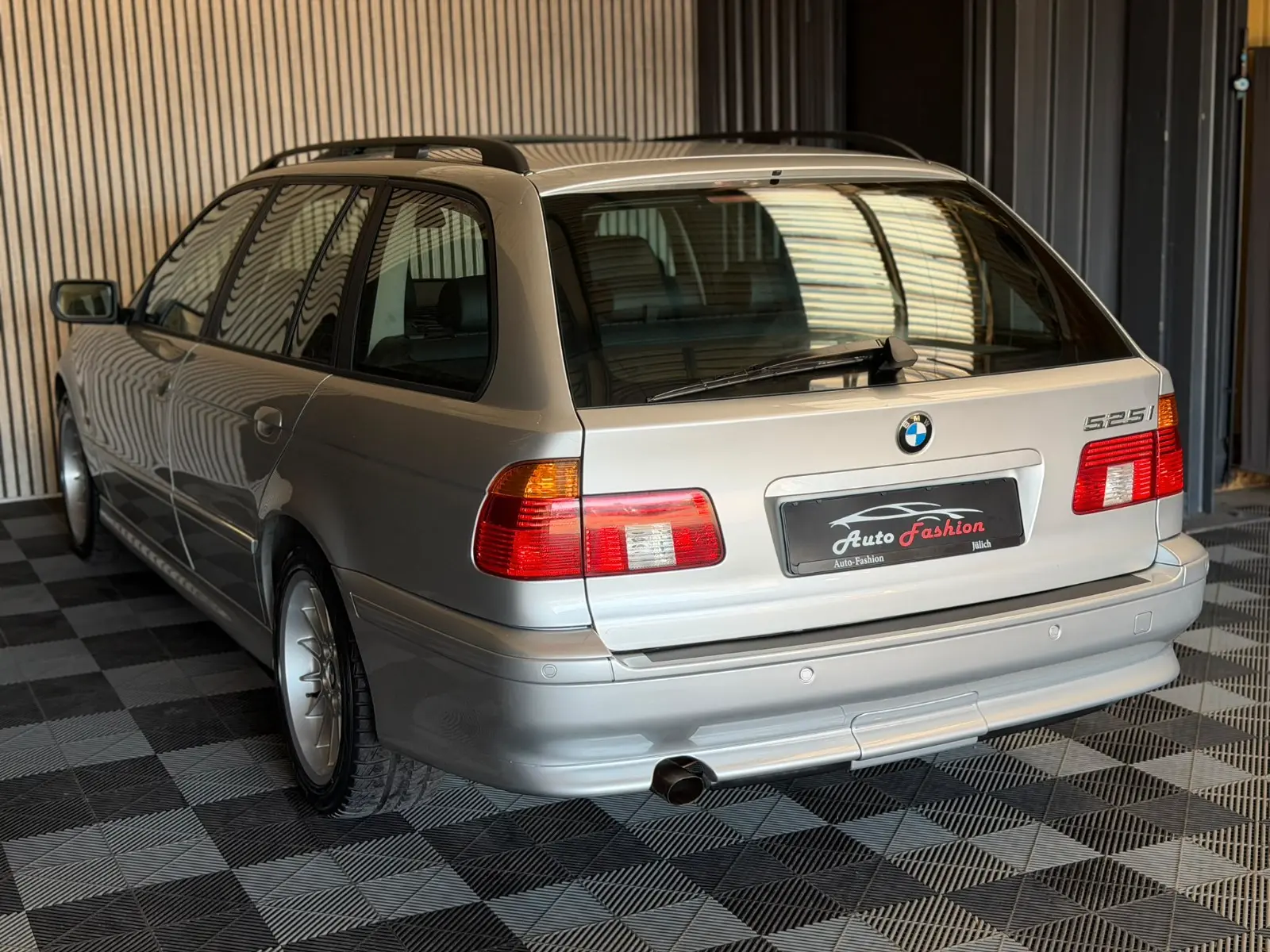 BMW 525i Touring E39 192 ch Exclusive • 6 cylindres • Boîte auto • 120 000 km • Cuir • Xénon • Attelage