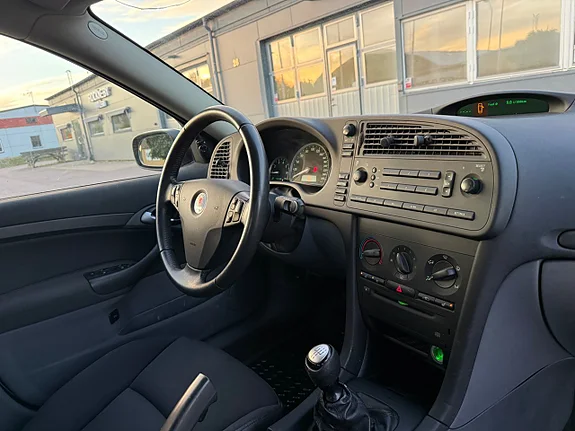 SAAB 9-3 SPORTCOMBI 1.8 LINEAR 122 ch BVM - 1ère MAIN - ATTELAGE - 166760 KM