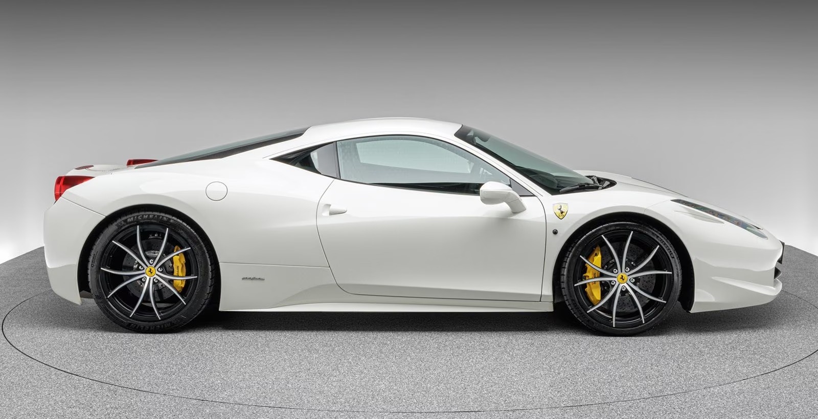 Ferrari 458 Italia V8 570 ch • Boîte F1 DCT • Baquets carbone • Pack Carbone • 48 000 km • Bianco Avus