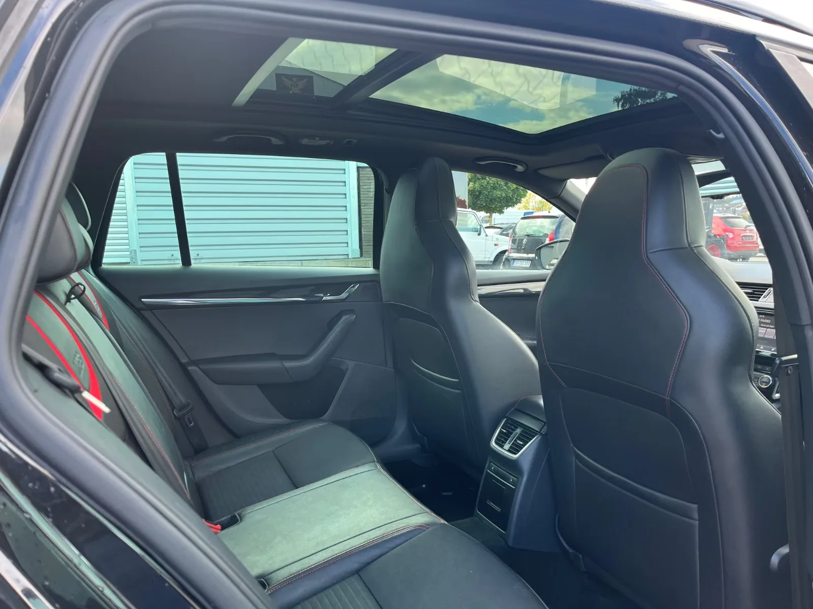 SKODA OCTAVIA COMBI RS 2.0 TDI 184ch DSG - TOIT PANORAMIQUE - ATTELAGE AMOVIBLE - GPS COLUMBUS - JANTES 19" - SIÈGES CHAUFFANTS