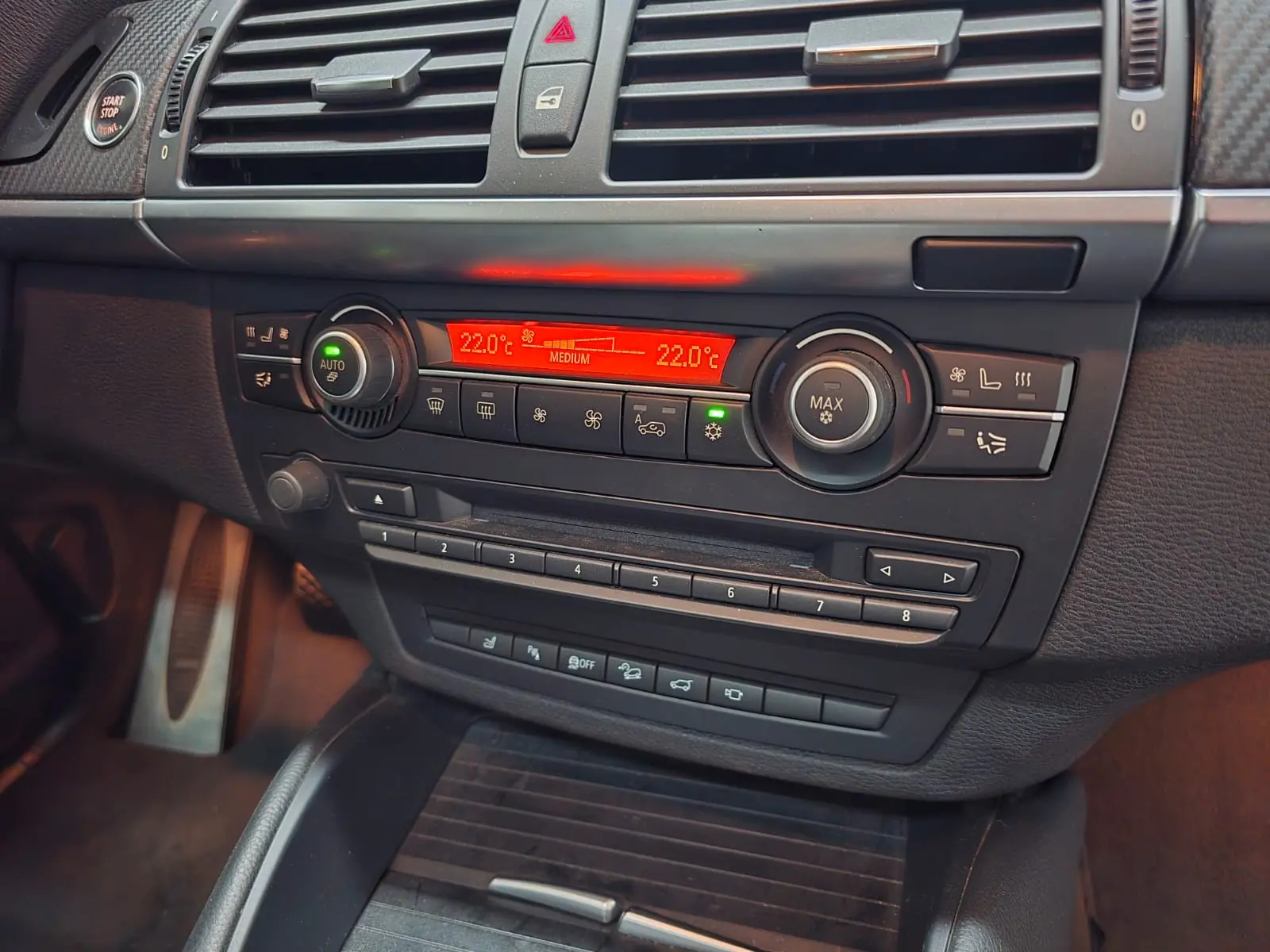 BMW X5 M 4.4 V8 | 555 ch | BVA | Toit panoramique | Affichage tête haute | Chauffage auxiliaire | Portes soft-close | Attelage